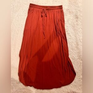 Sozy Bamboo Skirt 
Deep red
Extremely soft fabric
Side slits
Midi 
Size Medium
